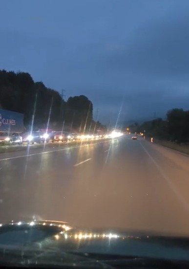 bolu-daki-trafikten-kacanlar-akyazi-da-trafigi-kilitlediahrbnnzlqj