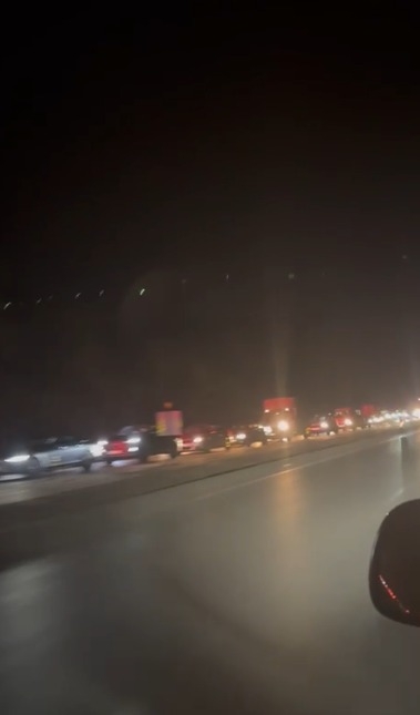 bolu-daki-trafikten-kacanlar-akyazi-da-trafigi-kilitlediahrbnnzlqj