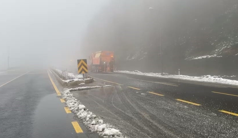 Bolu geçişinde aralıklarla kar yağışı etkili oluyor