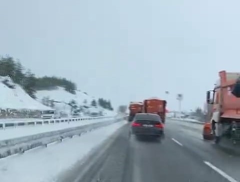 Bolu geçişinde aralıklarla kar yağışı etkili oluyor