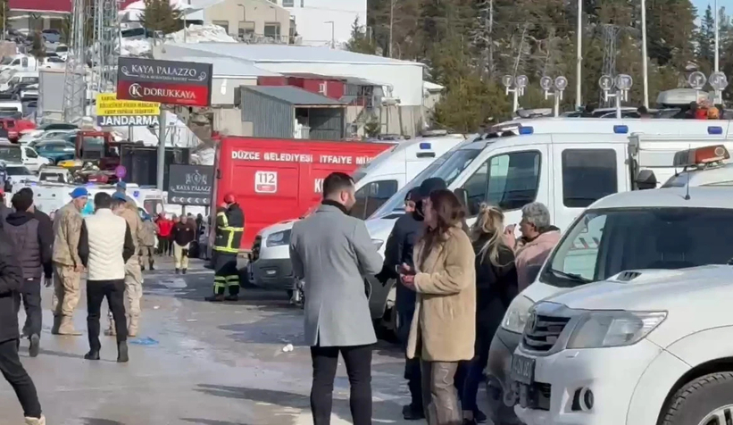 bolu-kartalkaya-da-yanan-otelin-onunde-aci-bekleyistzf2tedvus