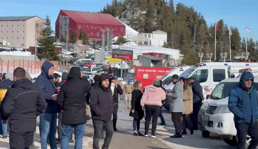bolu-kartalkaya-da-yanan-otelin-onunde-aci-bekleyistzf2tedvus