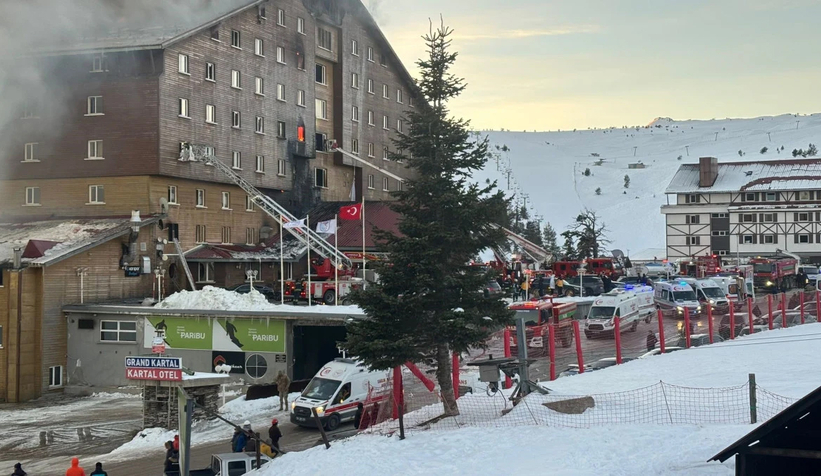 bolu-kartalkaya-da-yanan-otelin-onunde-aci-bekleyistzf2tedvus