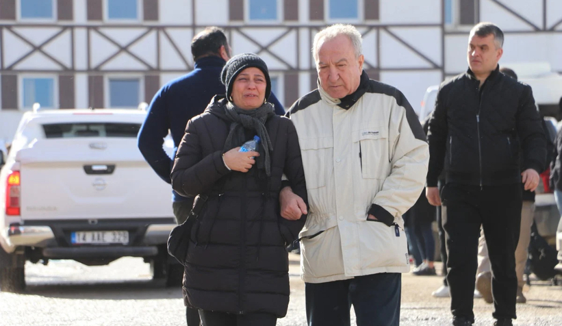 bolu-kartalkaya-da-yanan-otelin-onunde-aci-bekleyistzf2tedvus
