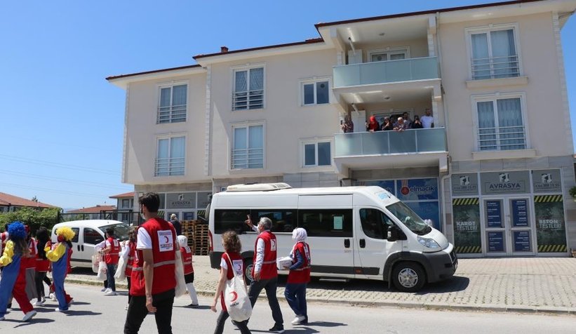 Boş kalan sokakları şenlik alanına çevirdiler
