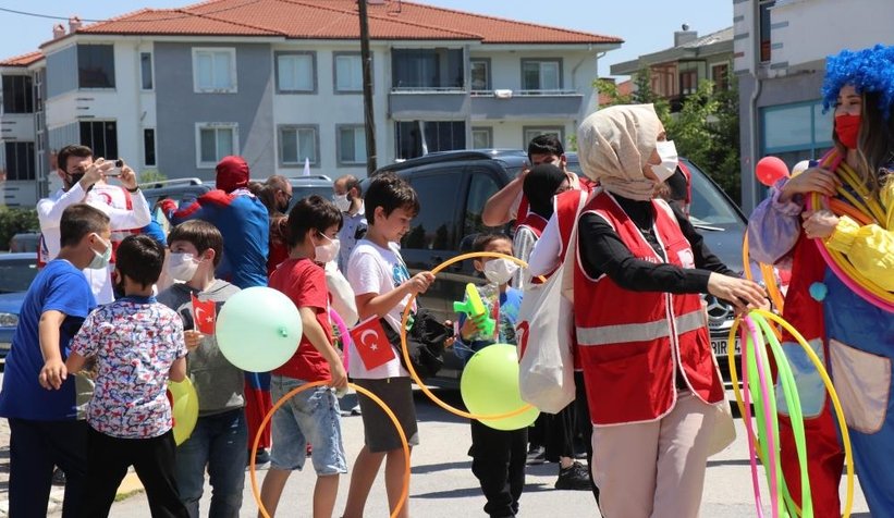 Boş kalan sokakları şenlik alanına çevirdiler