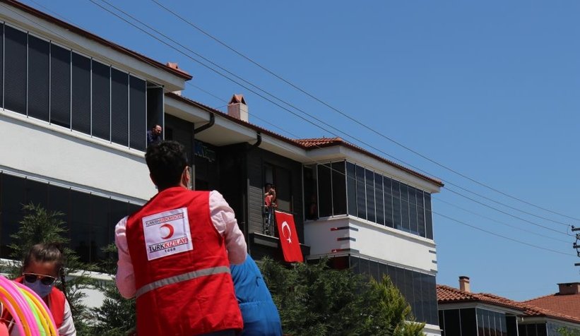 Boş kalan sokakları şenlik alanına çevirdiler