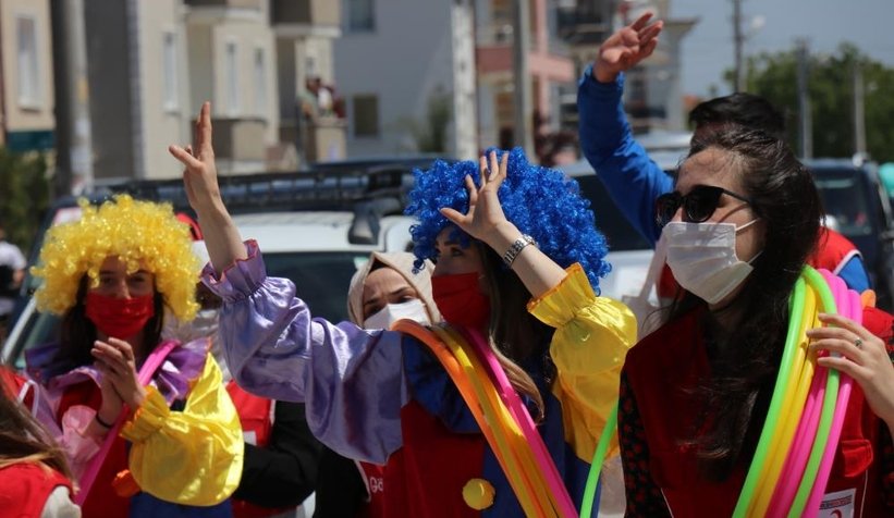 Boş kalan sokakları şenlik alanına çevirdiler