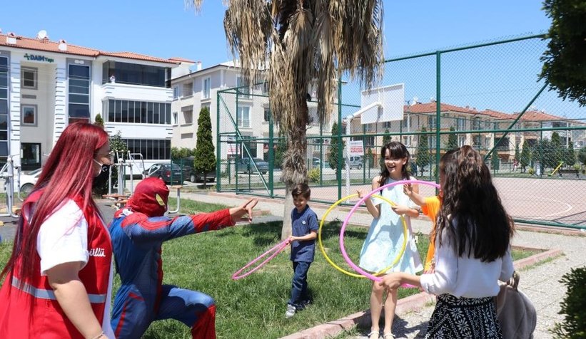 Boş kalan sokakları şenlik alanına çevirdiler