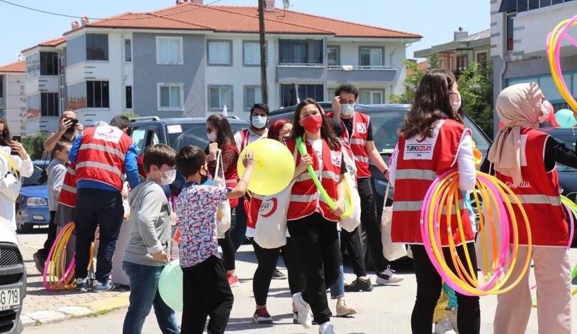 Boş kalan sokakları şenlik alanına çevirdiler