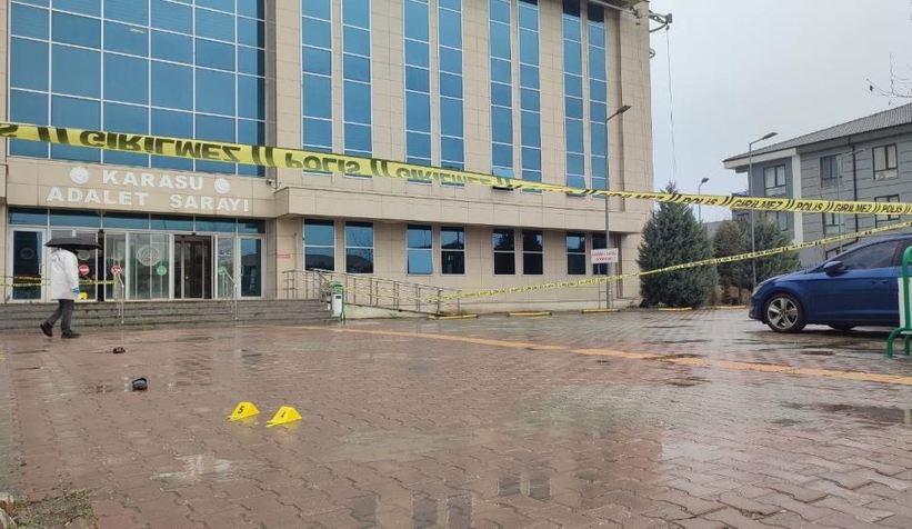 Boşanmak isteyen eşini adliye önünde vurdu