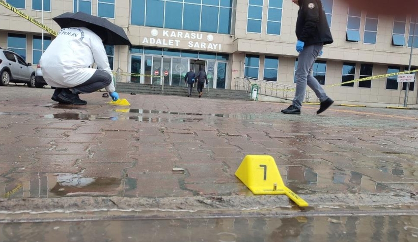 Boşanmak isteyen eşini adliye önünde vurdu