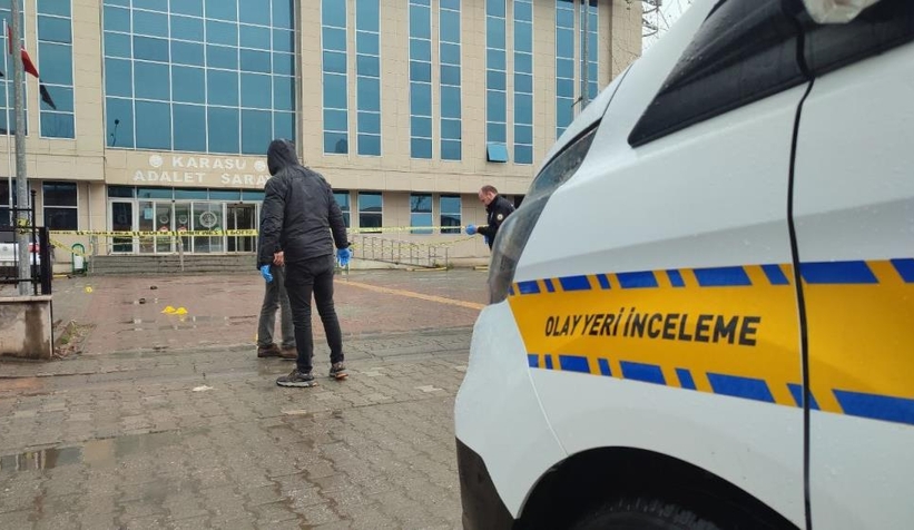 Boşanmak isteyen eşini adliye önünde vurdu