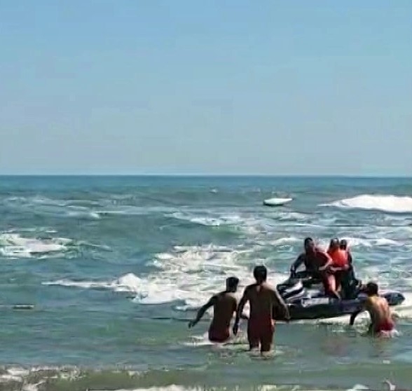 Bot alabora oldu; 3 kişi son anda kurtarıldı