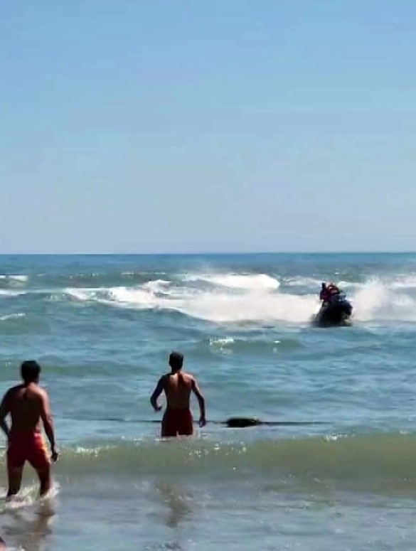 Bot alabora oldu; 3 kişi son anda kurtarıldı