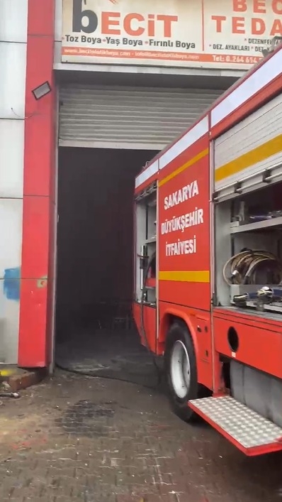 Boya fabrikasında yangın
