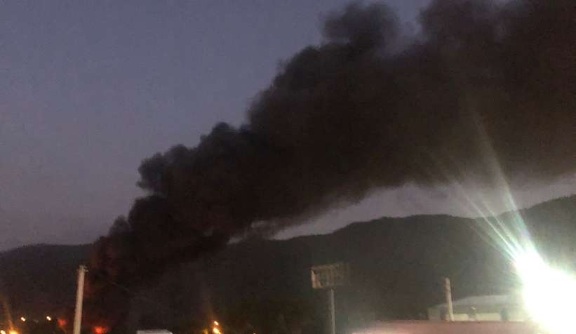 Boya imal edilen eski tavuk çiftlikleri alev alev yandı