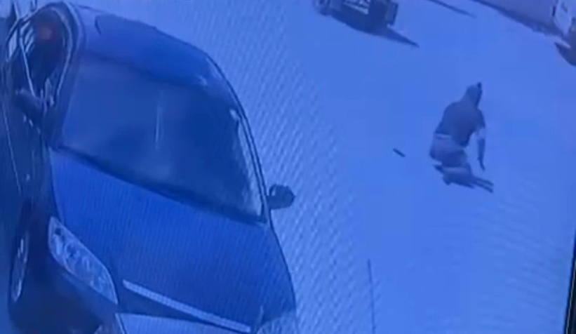 Böyle kaza görülmedi: Kaçan at, motosikletliyi altına aldı