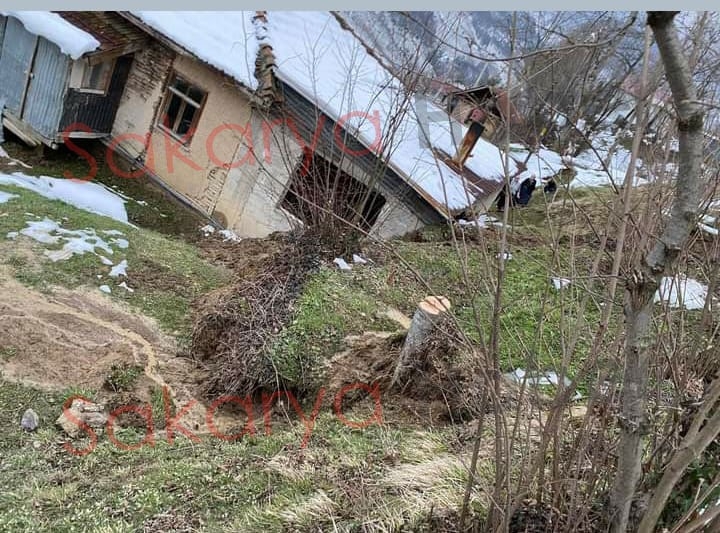 Boztepe'de heyelan ev boşaltıldı