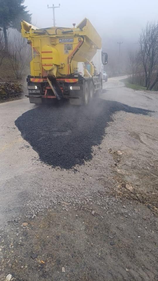 Boztepe'de heyelanda zarar gören yol onarılıyor