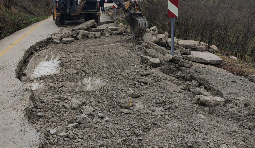 Boztepe'de heyelanda zarar gören yol onarılıyor
