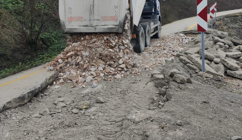 Boztepe'de heyelanda zarar gören yol onarılıyor