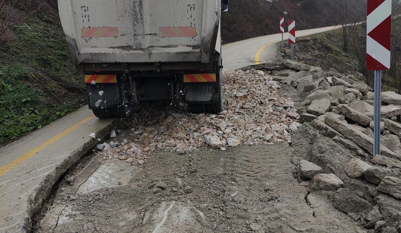 Boztepe'de heyelanda zarar gören yol onarılıyor