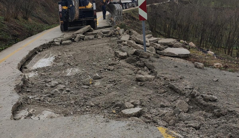 Boztepe'de heyelanda zarar gören yol onarılıyor