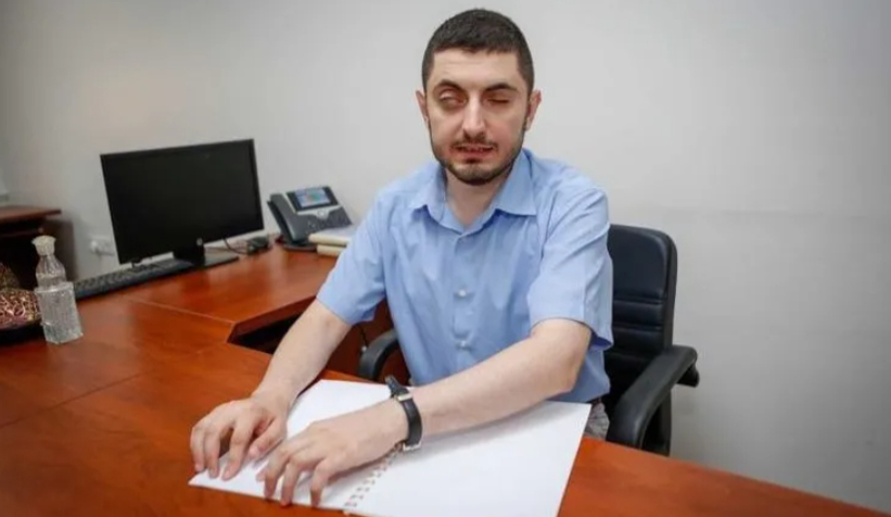 Braille alfabesiyle Kur’an öğretiyor, engel tanımıyor