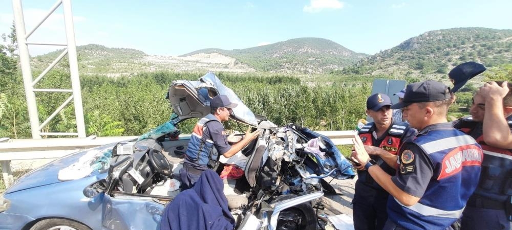 bu-aractan-5-kisi-yarali-ciktidujdu3gyej