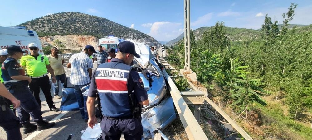 bu-aractan-5-kisi-yarali-ciktidujdu3gyej