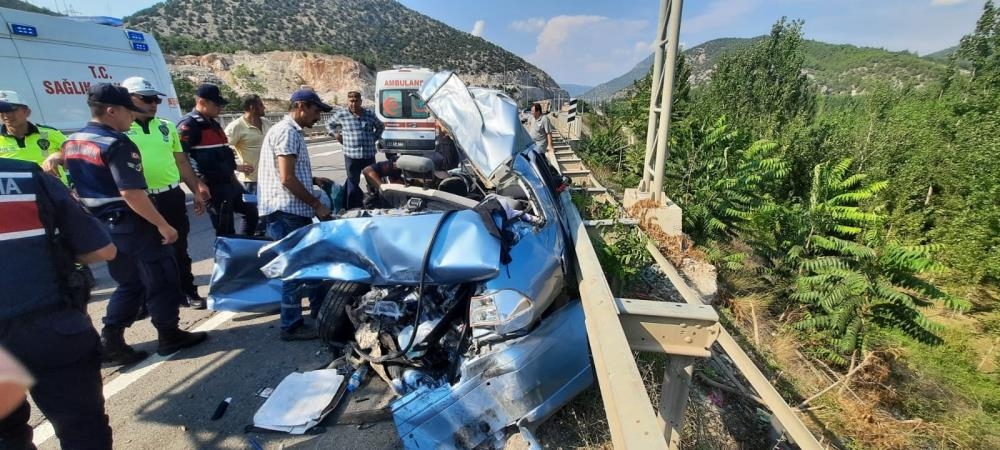 bu-aractan-5-kisi-yarali-ciktidujdu3gyej