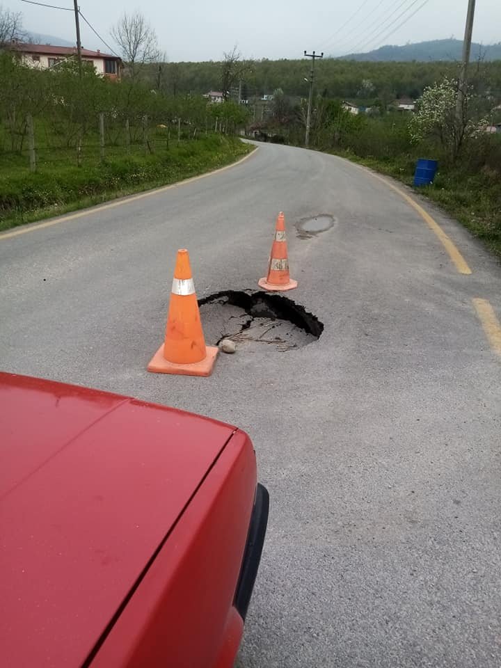 Bu çukur kazaya davetiye çıkarıyor
