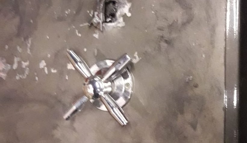 Bu delikten girip 45 bin lira çaldı