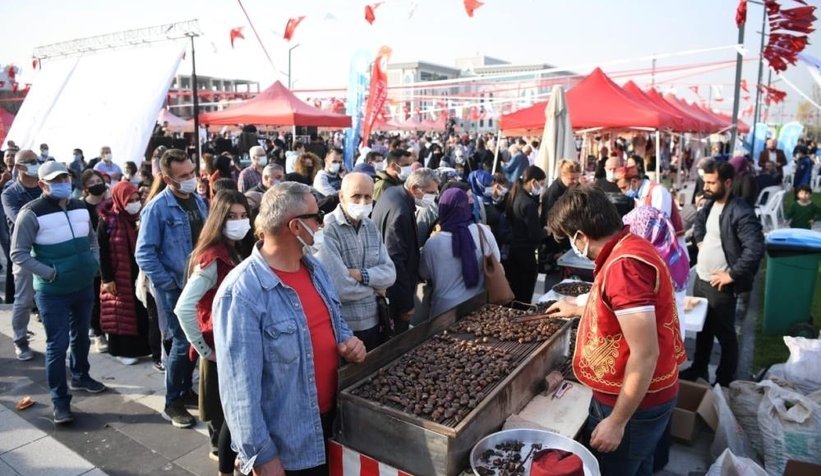 Bu festivalde 2 ton kestane ücretsiz dağıtıldı