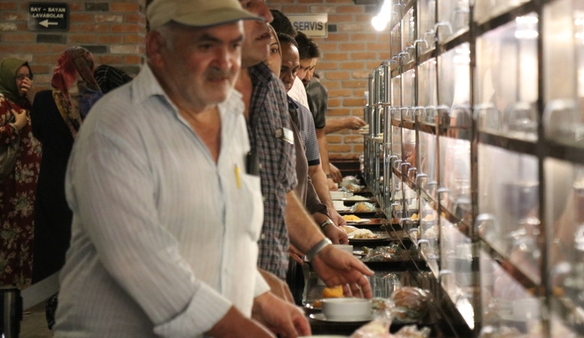 Bu lokantada bir tabak yemek fiyatına 5 çeşit yemek satılıyor