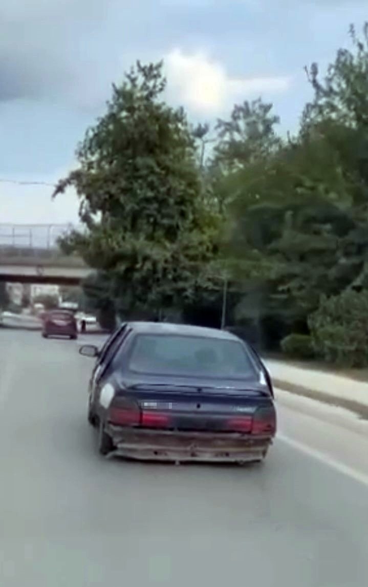 bu-otomobili-trafikte-gorenler-donup-bir-daha-bakiyoruw96vtvonj