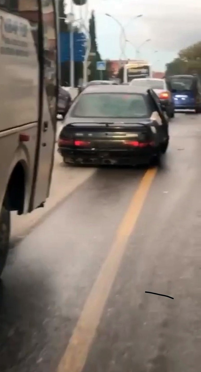 bu-otomobili-trafikte-gorenler-donup-bir-daha-bakiyoruw96vtvonj