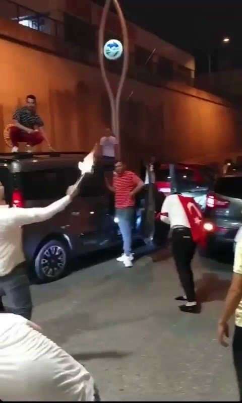 Bulun bu magandaları Yolu kapatıp korku saçtılar