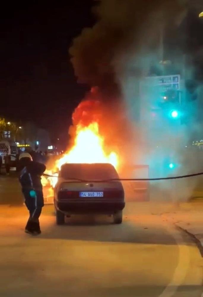 Bulvarda otomobil yandı