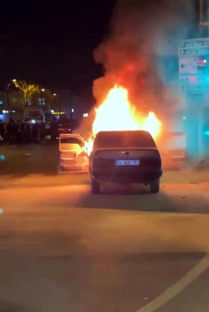 Bulvarda otomobil yandı