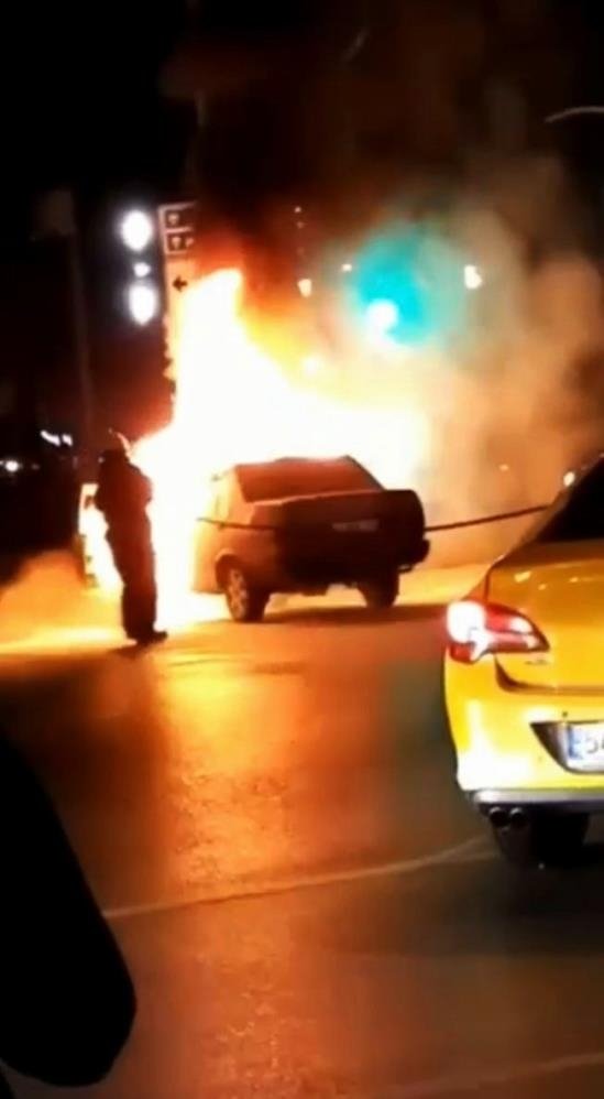 Bulvarda otomobil yandı