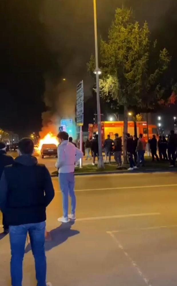 Bulvarda otomobil yandı