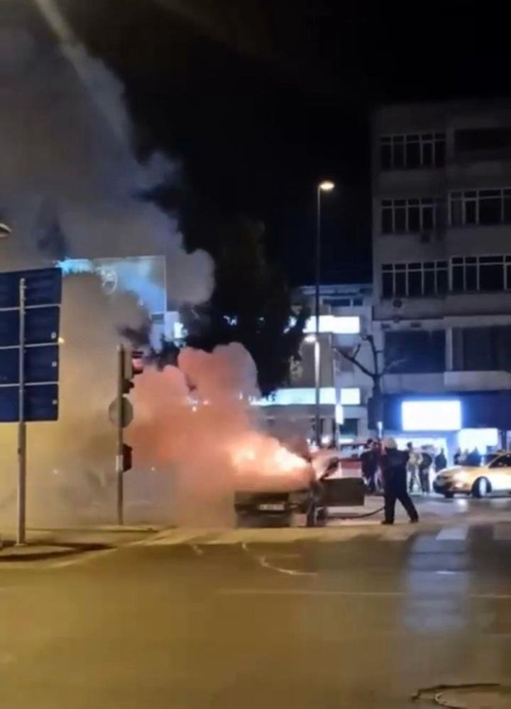 Bulvarda otomobil yandı