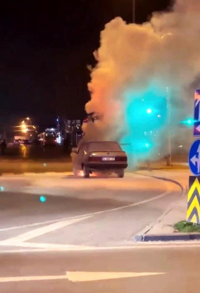 Bulvarda otomobil yandı