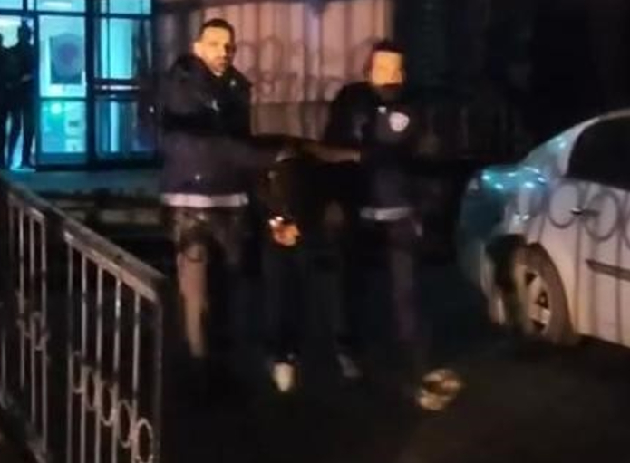 bungalovda-gizli-kamera-bulunmustu-onun-telefonunda-ciktic2tkcnlfz0