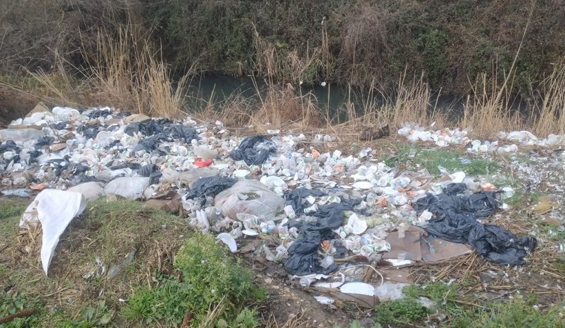 Bunun adı rezillik çöp yerine dereye attılar