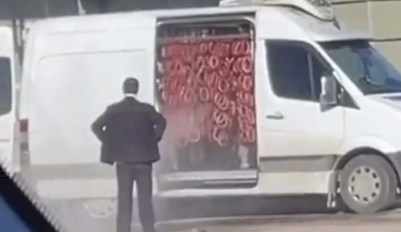 Bursa'da mide bulandıran görüntü: Oto yıkama alanında sucuk yıkadılar