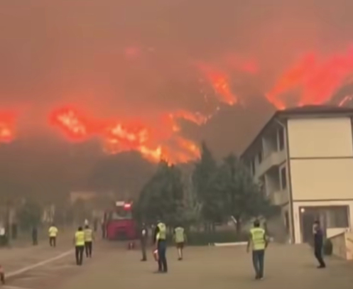 Büyük orman yangını 4. günde sürüyor; Alevler bir köye sıçradı