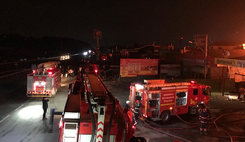 Kauçuk fabrikası ve 4 iş yeri yandı